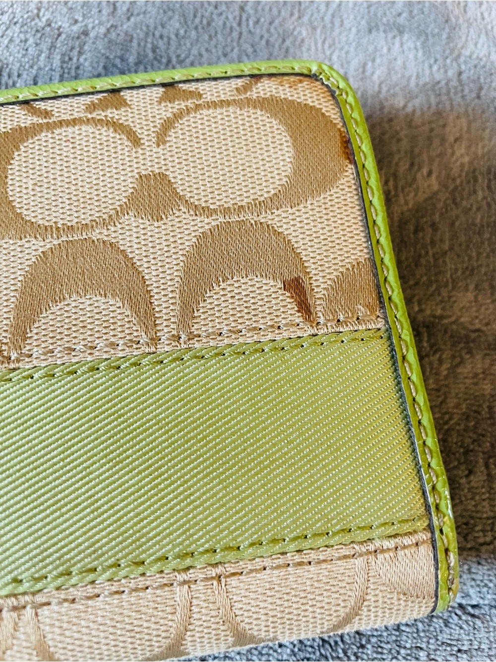 Coach Beige Signature Wallet with Lime Trim -Damaged - Picture 3 of 7
